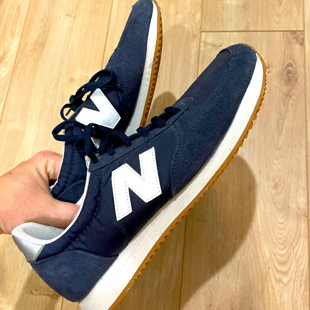 New Balance Women’s 8.5 Sneakers Navy and White
